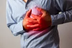 Un nuevo fármaco podría limitar el daño del corazón tras un ataque Hombre sufriendo daño del corazón tras un ataque