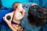 Contraindicaciones nutricionales durante la lactancia Mujer tomando café y dando el pecho a su bebé
