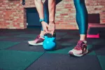 Chica haciendo ejercico con Kettlebells
