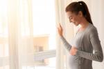 Embarazada ventilando la habitación para evitar alergias