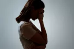 Mujer con problemas de fibromialgia