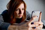Chica con síntomas de estrés por su adicción al móvil 