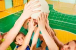Practicar deporte en equipo protege a los niños frente a la depresión Niño jugando en equipo para hacer frente a la depresión infantil