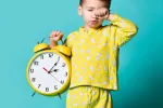Cómo afecta el cambio de hora al sueño de los niños Niño adaptándose al cambio de hora