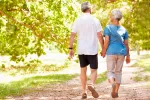 Andar 10 minutos al día evita problemas motrices en la osteoartritis Personas mayores andando