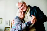 pareja feliz por estar en una vivienda colaborativa o senior cohusing