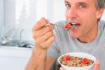 Hombre desayunando para evitar el riesgo de mortalidad cardiovascular