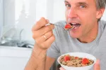 Hombre desayunando para evitar el riesgo de mortalidad cardiovascular