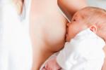 Lactancia materna de una mujer a su bebé prematuro