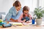 Los chicos que hacen sus deberes con ayuda paterna sacan peores notas Madre realizando los deberes con su hija