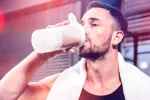 Abusar de los batidos de proteínas baja el ánimo y fomenta la obesidad Hombre tomando un batido de proteínas