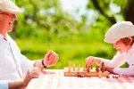 La OMS propone pautas de vida saludable para prevenir la demencia Hombre con su nieto llevando una vida saludable para evitar la demencia