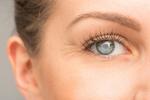 Ojo femenino con signos de opacidad corneal