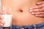 Mujer tomando lácteos para prevenir el síndrome metabólico