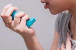Hallan cómo reducir la inflamación y la acumulación de moco por asma Chica con problemas de asma y acumulación de moco