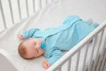 Cómo colocar al bebé para dormir: posturas y elementos a evitar Colocación de la postura del bebé para dormir en su cuna