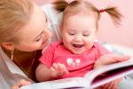 Niña pequeña leyendo con su madre para mejorar su comportamiento