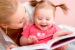 Leer todos los días a los niños pequeños mejora su comportamiento Niña pequeña leyendo con su madre para mejorar su comportamiento