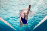 Deportista practicando natación