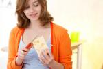 Mujer embarazada tomando alimentos con conservantes