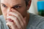 Primer tratamiento para la rinosinusitis crónica con pólipos nasales Hombre con problemas de sinusitis