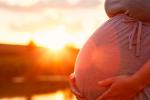 Mujer embarazada con poca luz solar