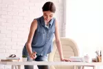 Mujer que está de pie para evitar el sedentarismo