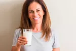 El consumo de lácteos ayuda a disminuir el riesgo de cáncer de colon Mujer tomando leche desnatada para disminuir el riesgo de cáncer de colon