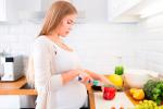 Embarazada cocinando de forma saludable