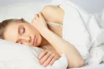 La estimulación sensorial nocturna alivia el dolor de la fibromialgia Mujer con fibromialgia durmiendo sobre un colchón con estimulación sensorial