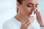 La FDA aprueba el primer fármaco sin inyecciones para la hipoglucemia Mujer utilizando un fármaco nasal para la hipoglucemia