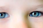 Niño con anomalía en la pupila que puede indicar autismo