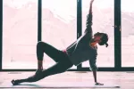 Mujer realizando yoga para evitar la obesidad