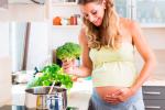 Embarazada cocinando al vapor para evitar el ardor de estómago