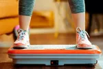 Mujer entrenando con un aparato vibratorio para reducir la inflamación en la diabetes