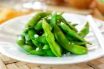Edamame, un picoteo saludable Edamame en un plato