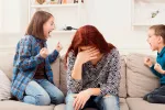 Asocian el estrés prenatal de los padres a mala conducta en los hijos Mujer estresada por la mala conducta de sus hijos
