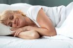Mujer optimista durmiendo durante más tiempo