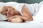 Mujer optimista durmiendo durante más tiempo