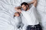 Precauciones si duermes con el bebé Padre durmiendo en la cama con su bebé