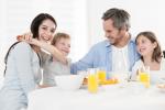 Cómo enseñar a tus hijos a comportarse en las comidas