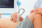 Diagnóstico de la cavidad abdominal de un niño realizado con ultrasonido