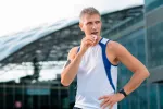 Deportista comiendo un suplemento energético antes de competir