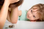 Niña consolando a su madre soltera