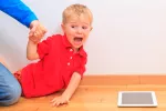 Niño enrabietado porque le han quitado la tablet