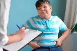 NIño con sobrepeso visitando al médico