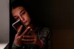 Los adolescentes que usan redes sociales podrían ser menos sociables Adolescente que usa las redes sociable