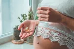 Mujer embarazada tomando paracetamol