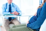 Plan de parto Mujer embarazada en la consulta con su médico