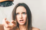 Asocian la pérdida del cabello a la contaminación atmosférica Mujer sufriendo la pérdida de cabello